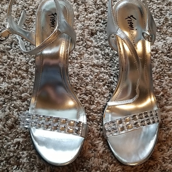 Beautiful Silver Bling Heels NWOT - Picture 2 of 4